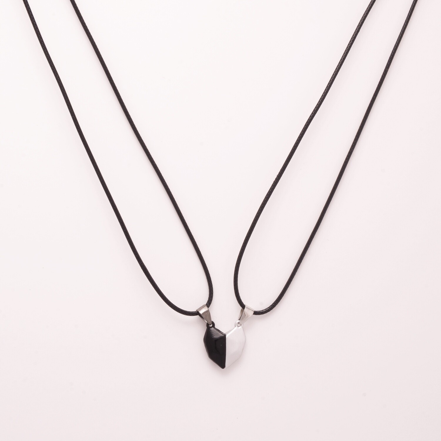 MAGNETIC HEART NECKLACE